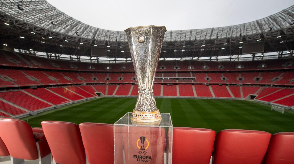 Imagen del trofeo de la Europa League en el interior del Puskas Arena de Budapest, sede de la final de este año