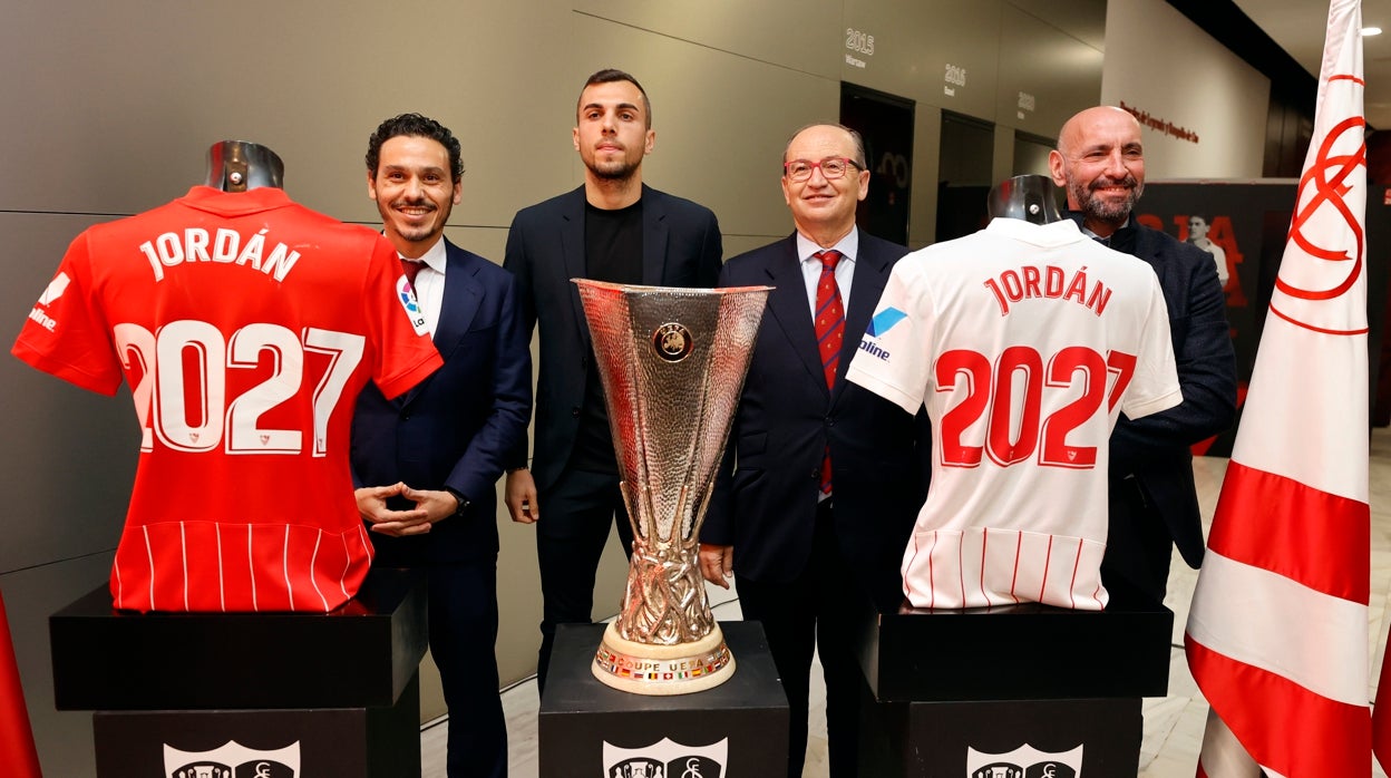 Joan Jordán, acompañado por Pepe Castro, Monchi y Del Nido Carrasco, en su acto de renovación con el Sevilla