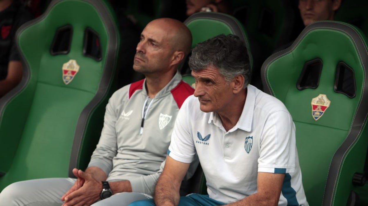 José Luis Mendilibar y Toni Ruiz en el banquillo del Sevilla