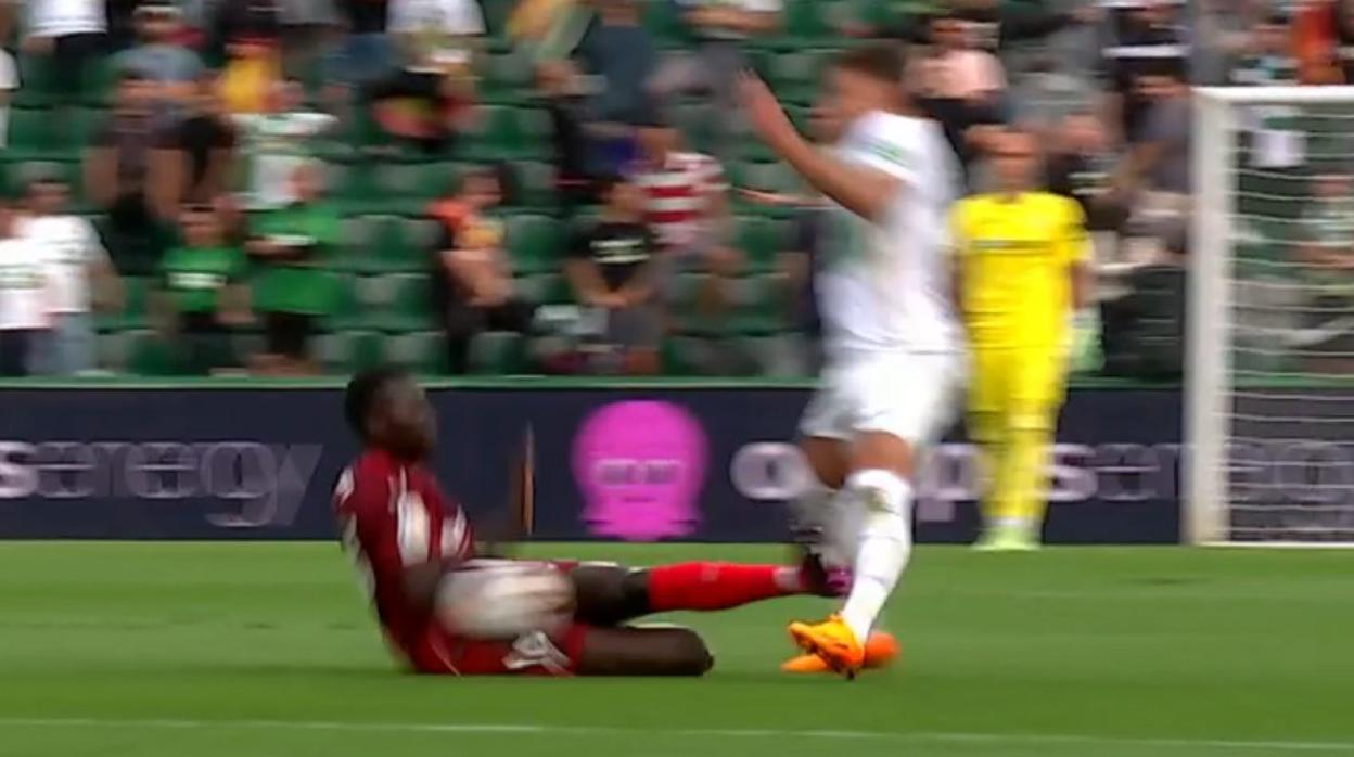 Pape Gueye: tres expulsiones en 15 partidos con el Sevilla