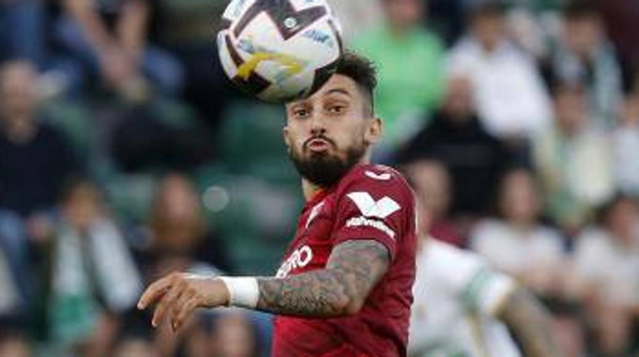 Telles intenta controlar un balón que le llega desde la izquierda