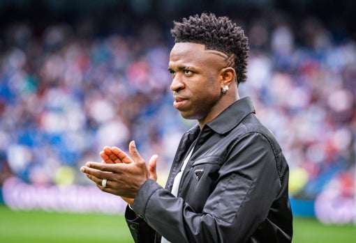 Vinícius, sobre el césped del Santiago Bernabéu en el Real Madrid - Rayo