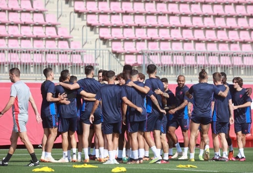 Los jugadores del Sevilla, en el entrenamiento de este viernes