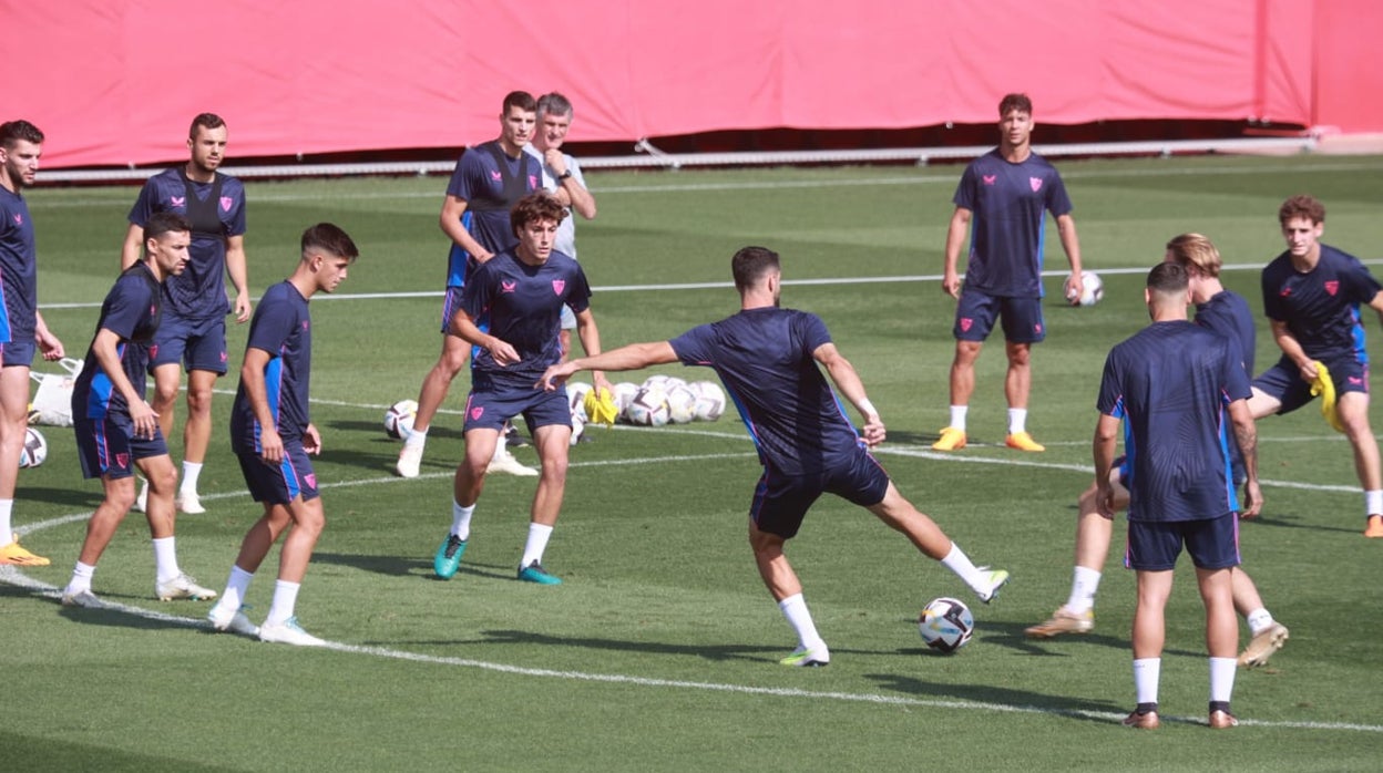 El canterano Xavi Sintes alcanza un balón ante la mirada de Mendilibar y los suyos en el entrenamiento previo al Sevilla - Real Madrid