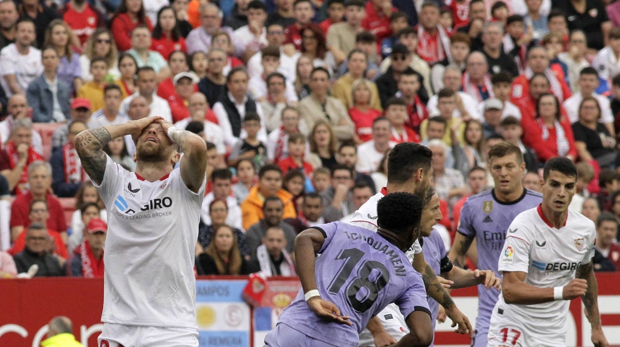 Papu Gómez se lamenta tras una ocasión durante el Sevilla - Real Madrid