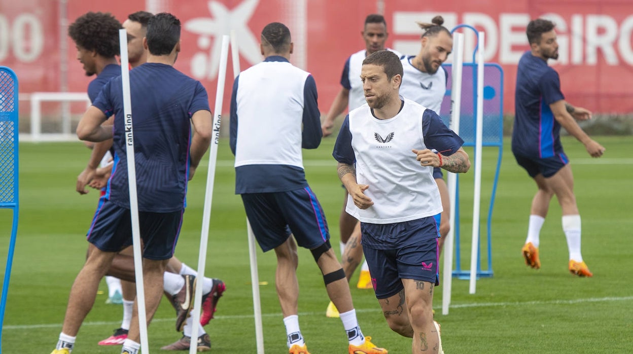 Papu Gómez sortea unas picas durante el entrenamiento del Sevilla FC