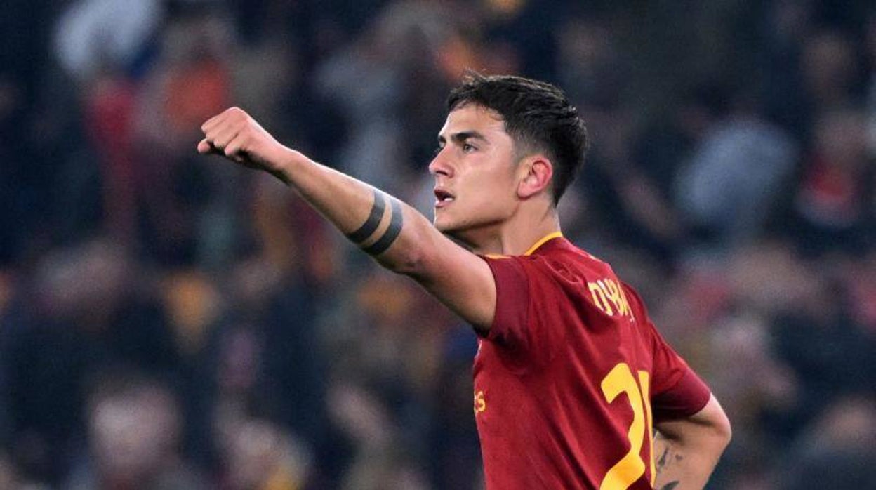 Paulo Dybala celebra tras anotar un gol