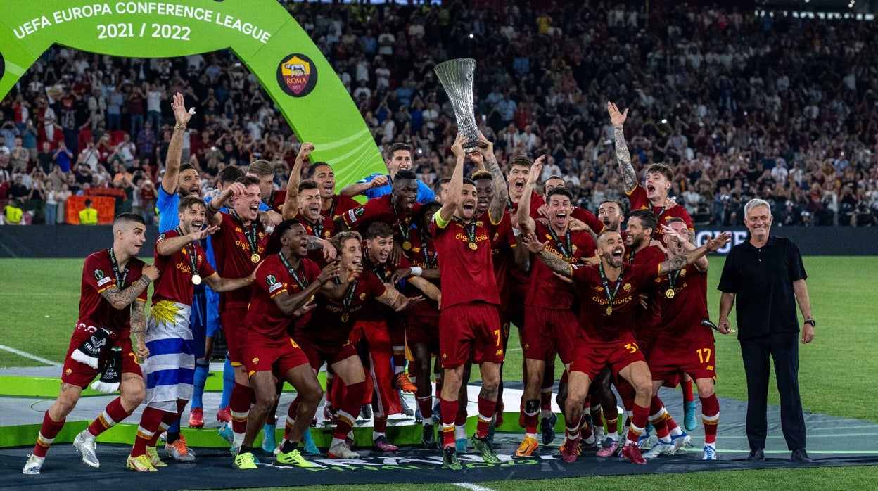 La Roma celebra el título de la Conference League conseguido la pasada temporada 21-22