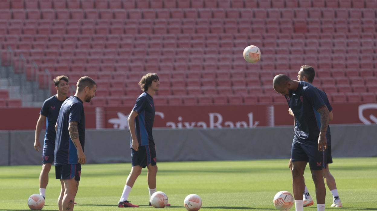 Bryan Gil y varios jugadores del Sevilla, en uno de los últimos entrenamientos previos a la final