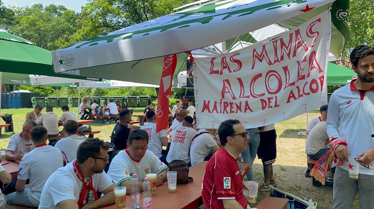 Aficionados del Sevilla, en la fan zone de Budapest