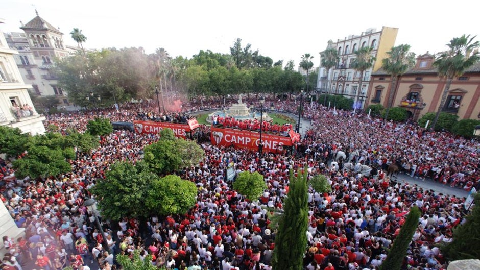 Baño de sevillismo en la Puerta de Jerez