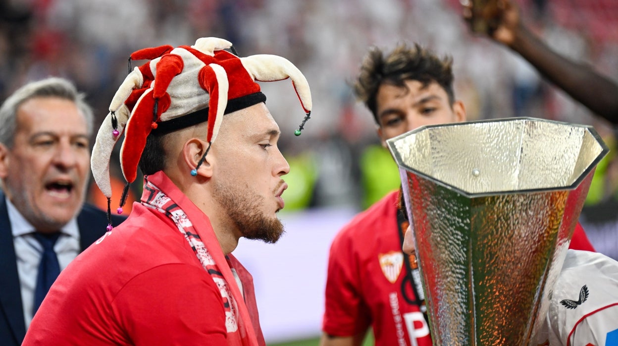 Lucas Ocampos con la copa