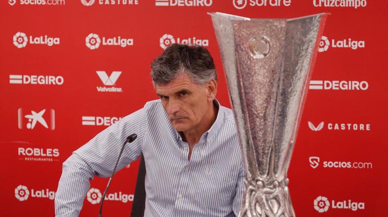 José Luis Mendilibar, en sala de prensa junto al trofeo de la Europa League