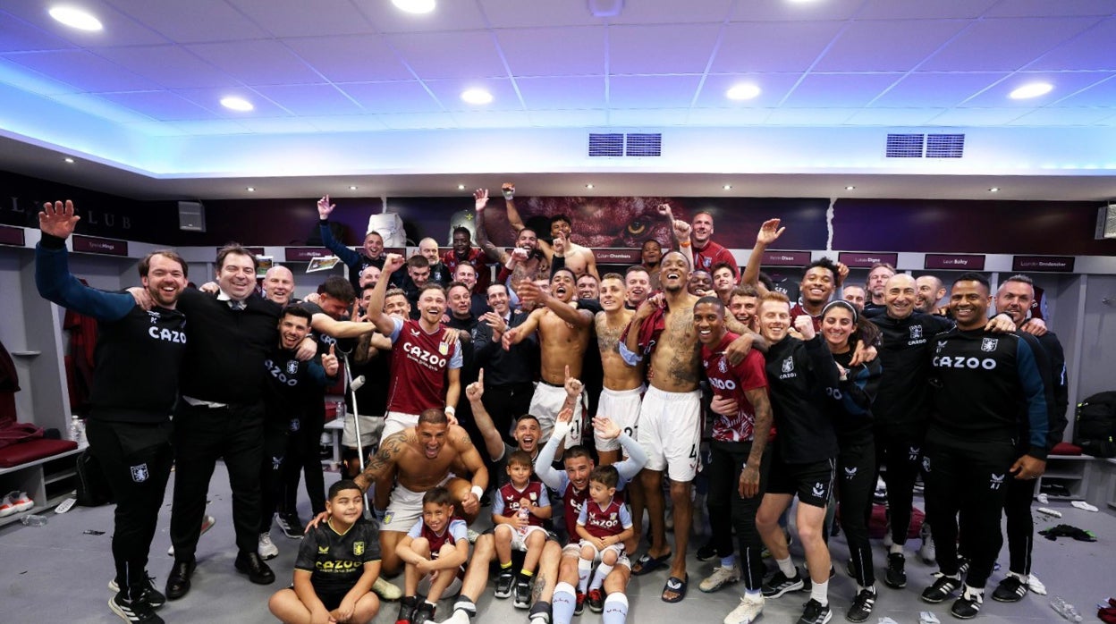 La plantilla del Aston Villa, festejando el pase para la Conference League