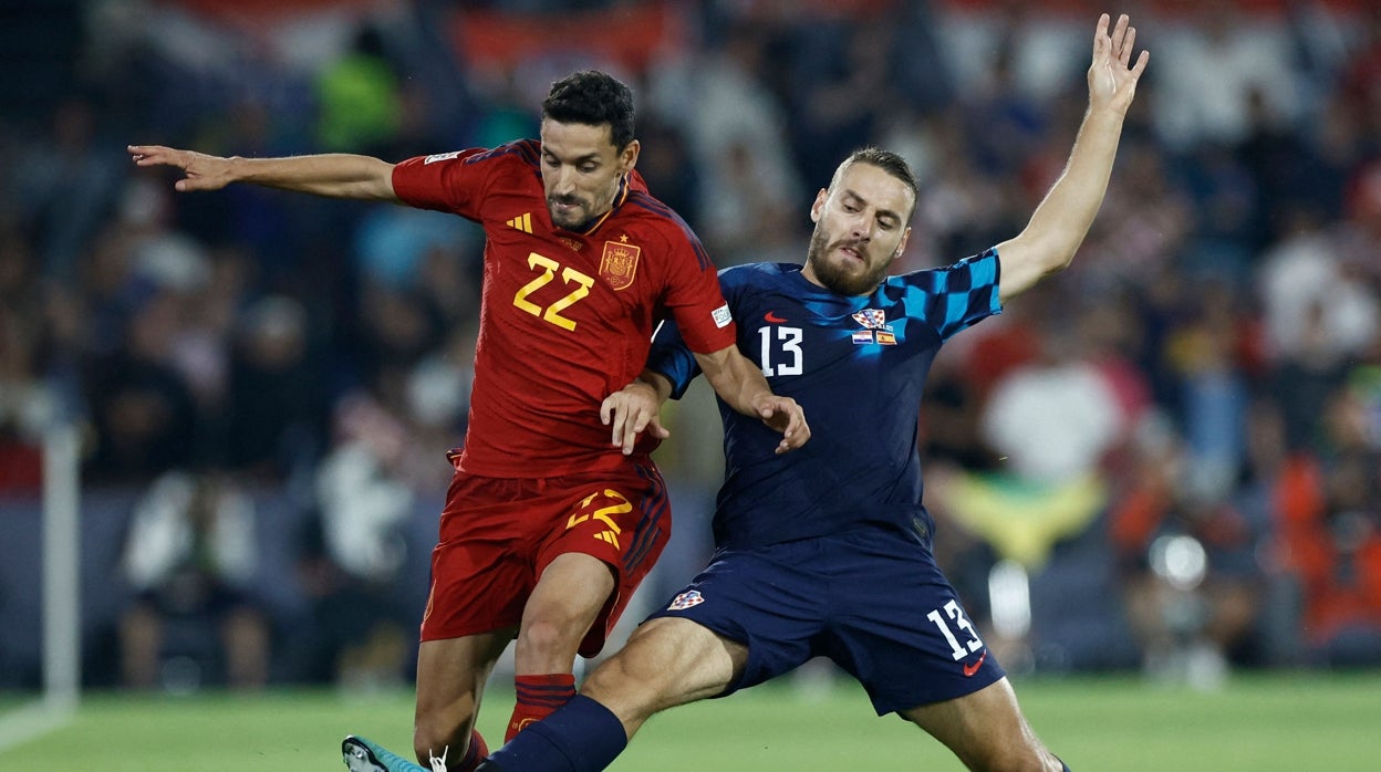 Jesús Navas pugna con Vlasic durante la final de la Nations League entre Croacia y España