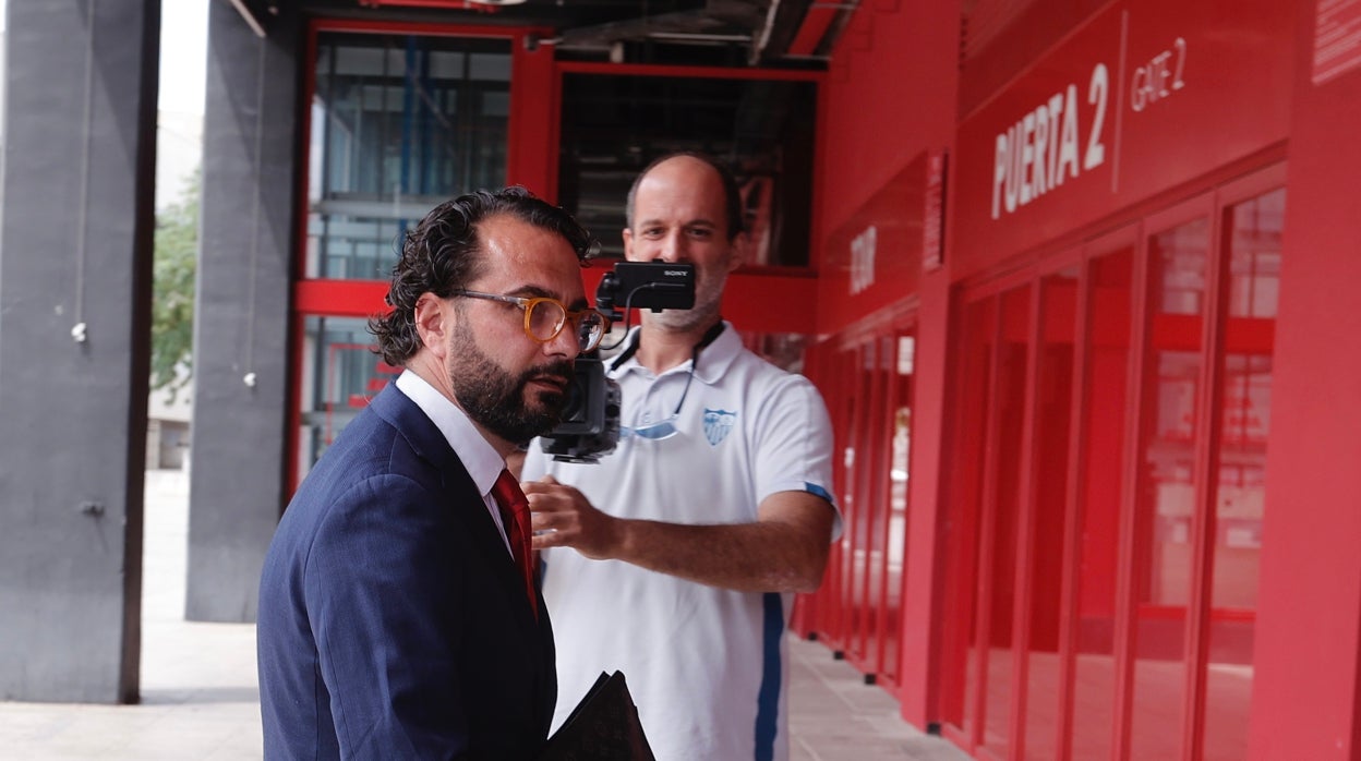 Víctor Orta llega al Ramón Sánchez-Pizjuán el día de su presentación con el Sevilla