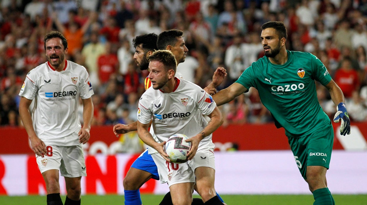Partido que enfrentó a Sevilla y Valencia en la primera vuelta de la temporada pasada en el Sánchez-Pizjuán