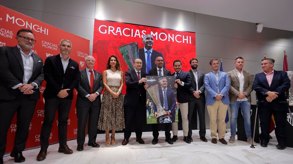 Foto de familia de la despedida de Monchi del Sevilla en el antepalco del Sánchez-Pizjuán