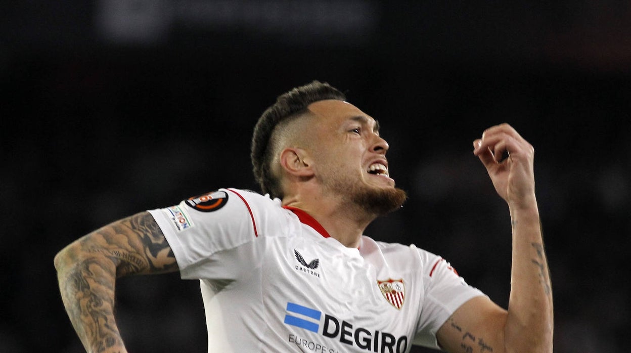 Lucas Ocampos celebra un gol con el Sevilla durante la pasada temporada