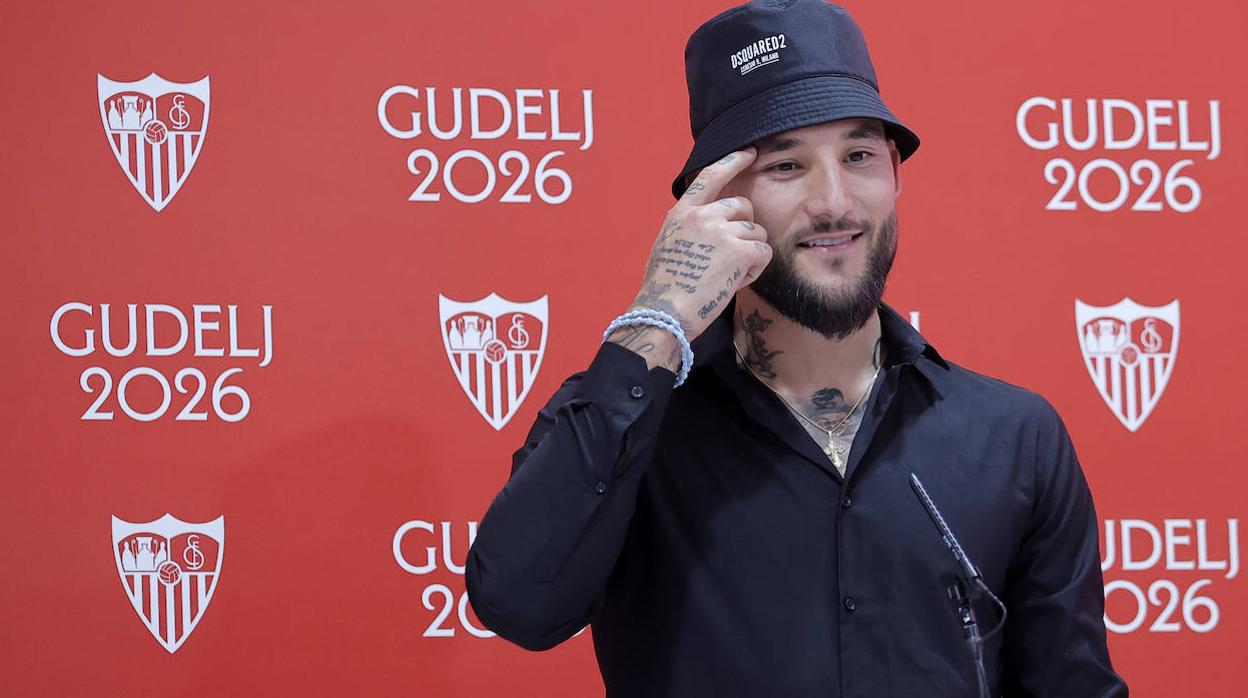 Gudelj, durante el acto de su renovación con el Sevilla