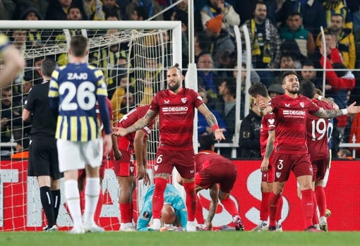 Gudelj, durante el Fenerbahce - Sevilla de la pasada temporada