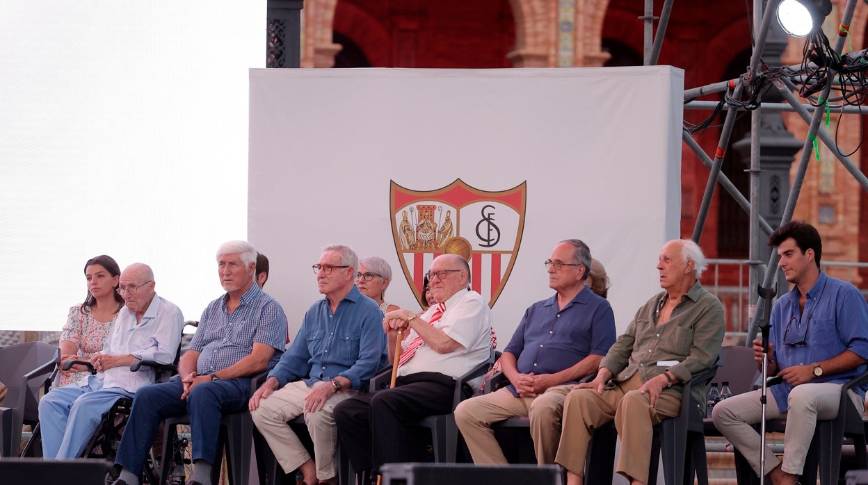 Reconocimientos a socios del Sevilla FC en el acto Fieles de Nervión de este jueves