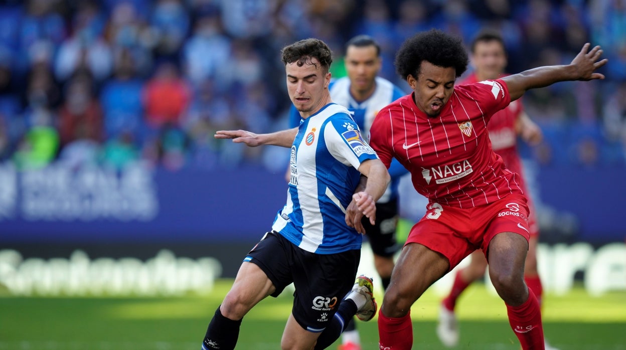 Pedrosa y Koundé, en un Espanyol-Sevilla de la temporada 21-22