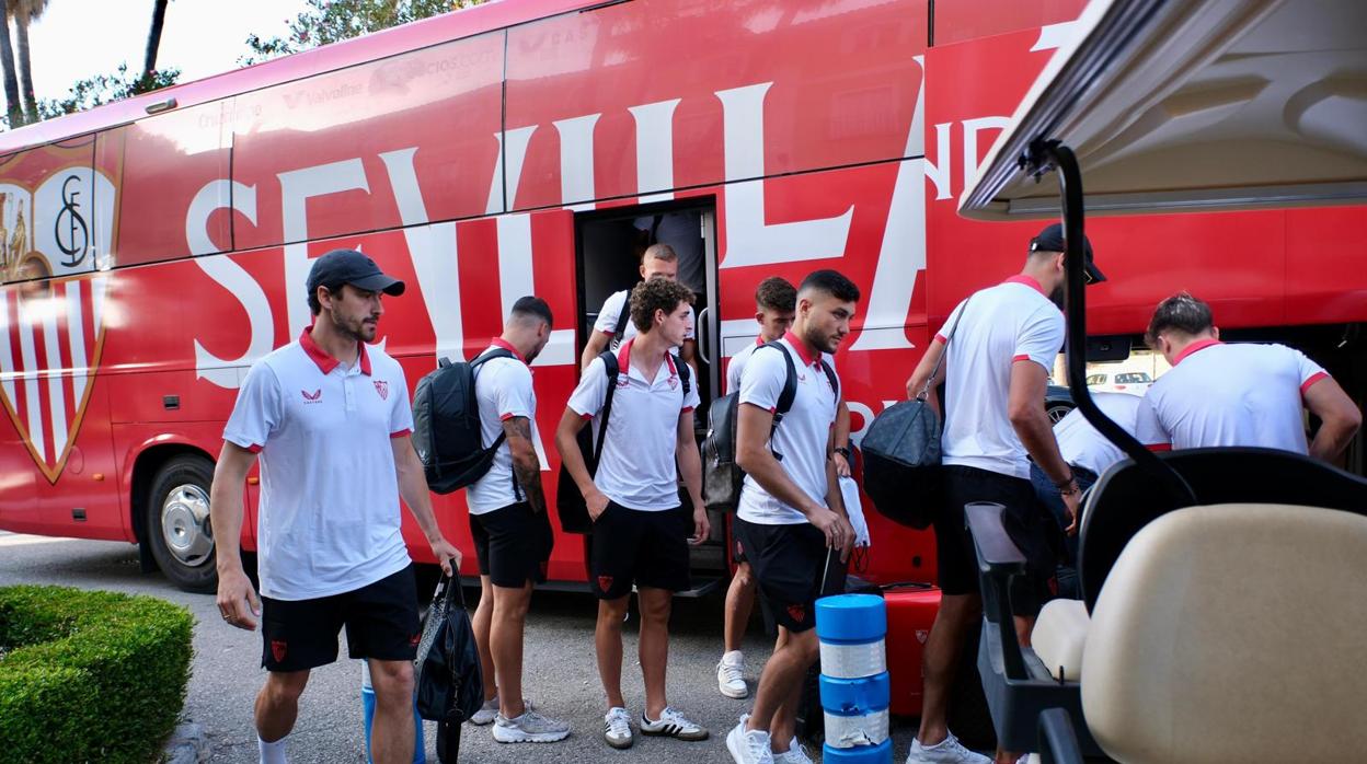 La expedición del Sevilla FC, a su llegada a Montecastillo