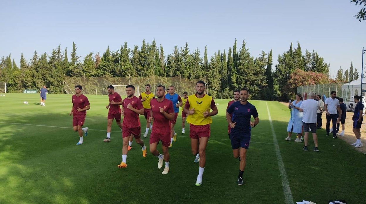 Los jugadores del Sevilla FC se ejercitan en Montecastillo