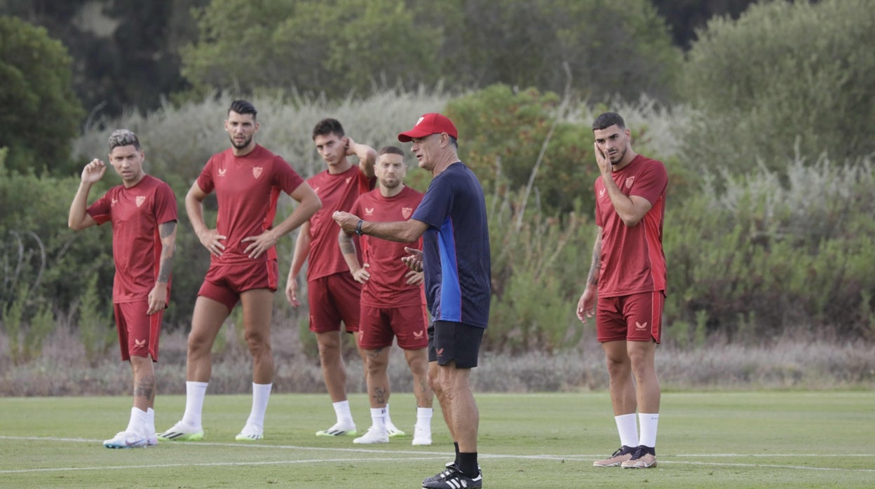 Mendilibar da instrucciones a varios de sus jugadores en Montecastillo