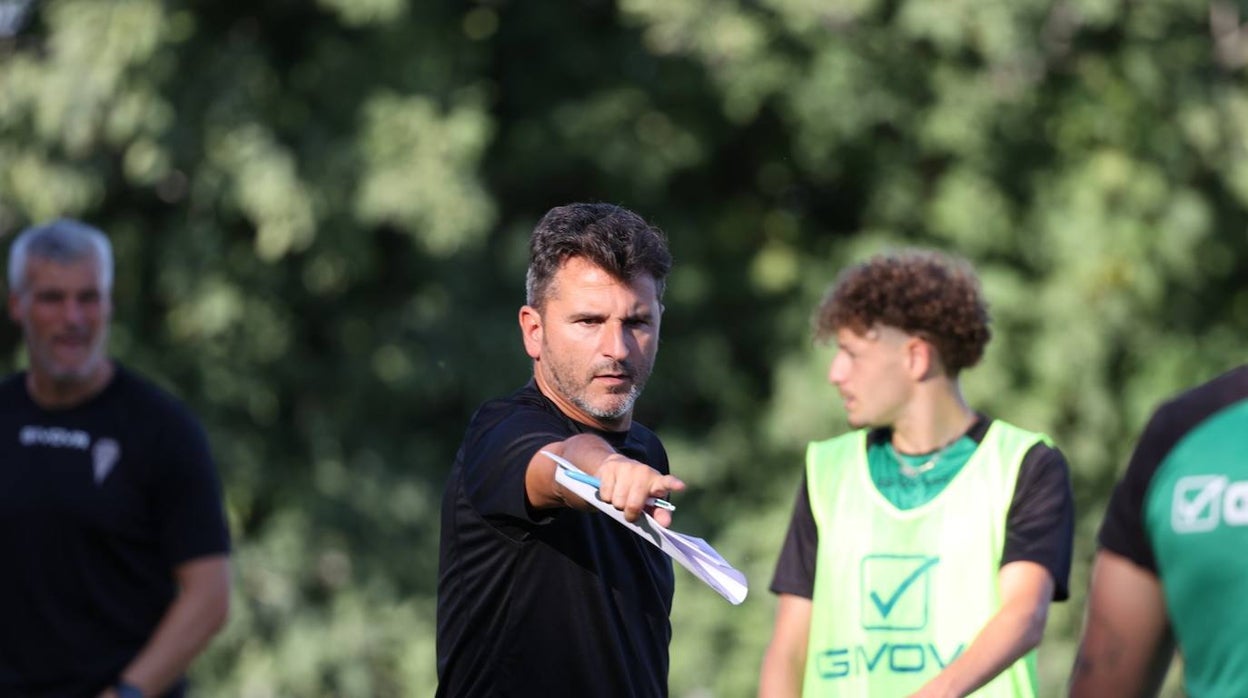 Iván Ania hace correcciones en un entrenamiento del Córdoba