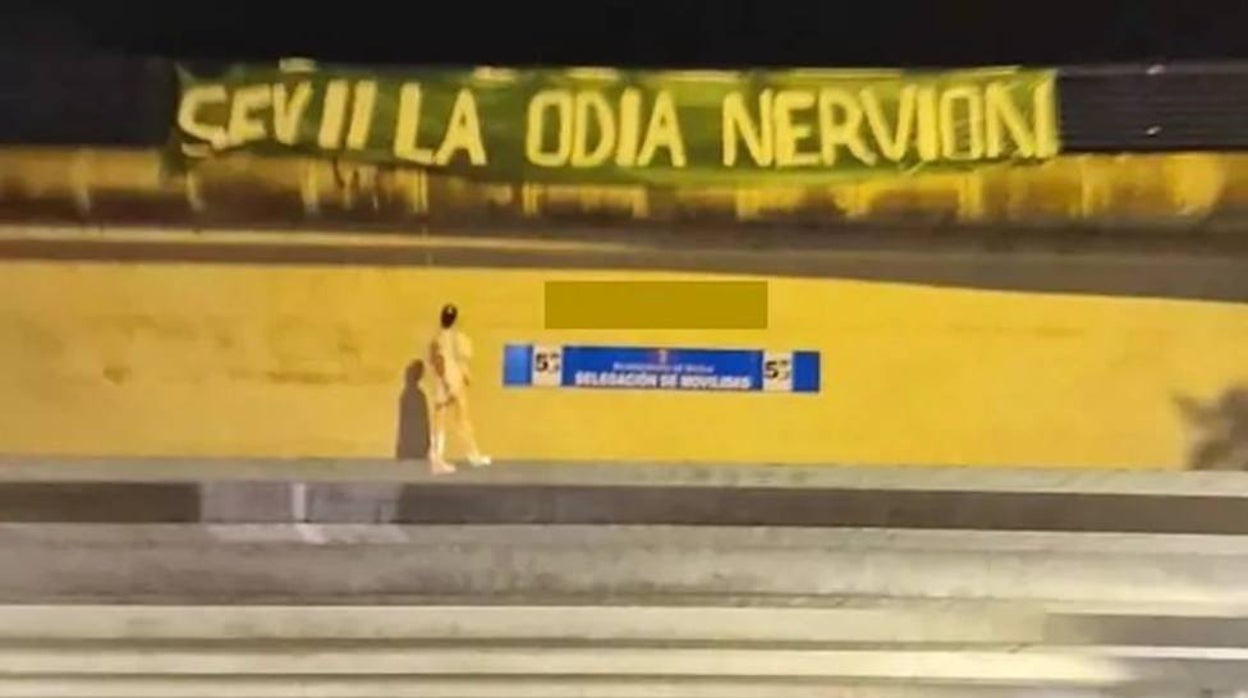 Imagen del muñeco de Jordán que apareció colgado del puente