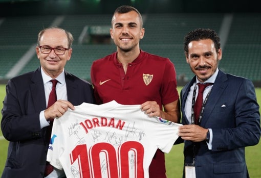 Joan Jordán, cuando recibió la camiseta conmemorativa por sus cien partidos con el Sevilla