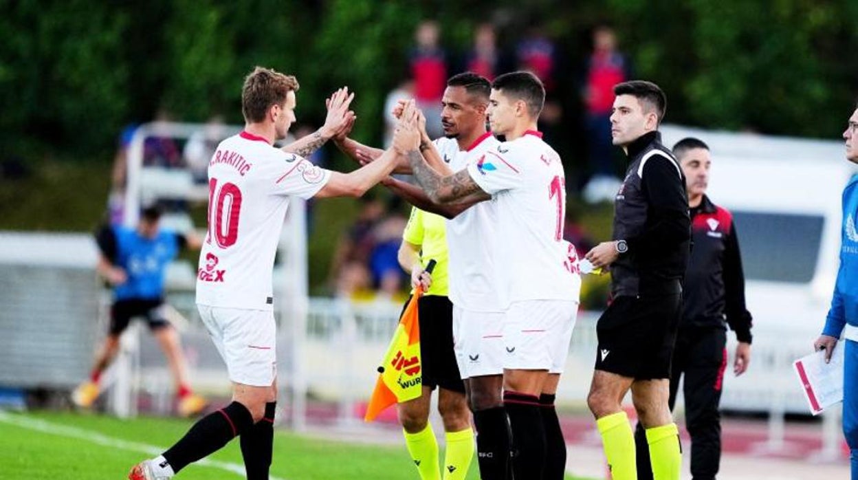 Rakitic, Fernando y Lamela, tres jugadores del Sevilla que optan a alcanzar algún récord en la temporada 2023-24
