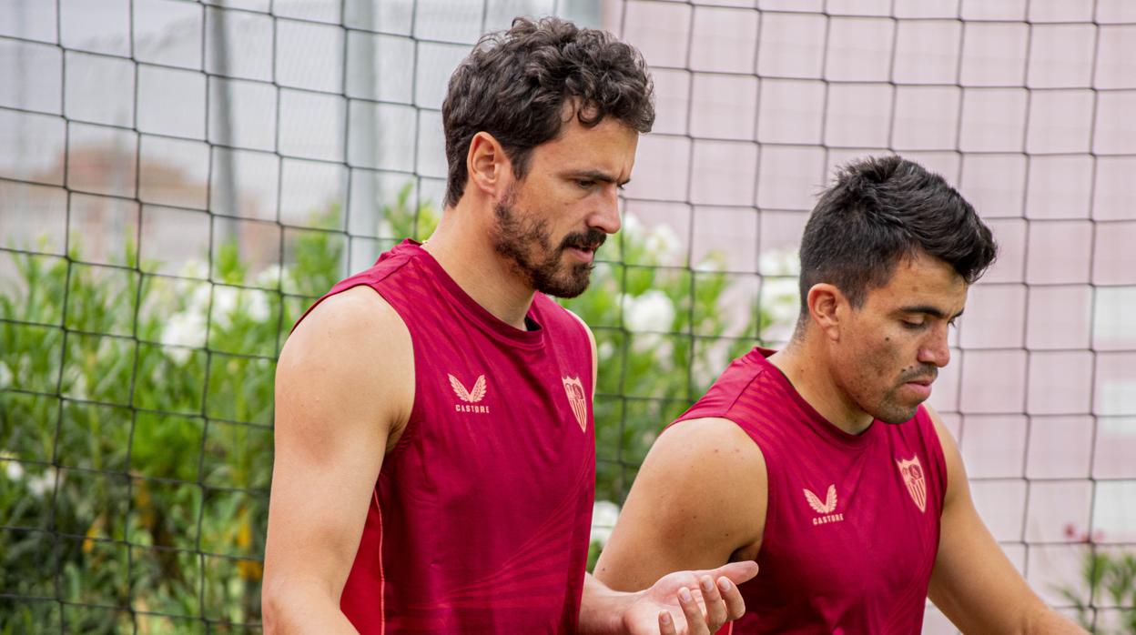 Imagen de Thomas Delaney llegando a un entrenamiento del Sevilla FC junto a Marcos Acuña