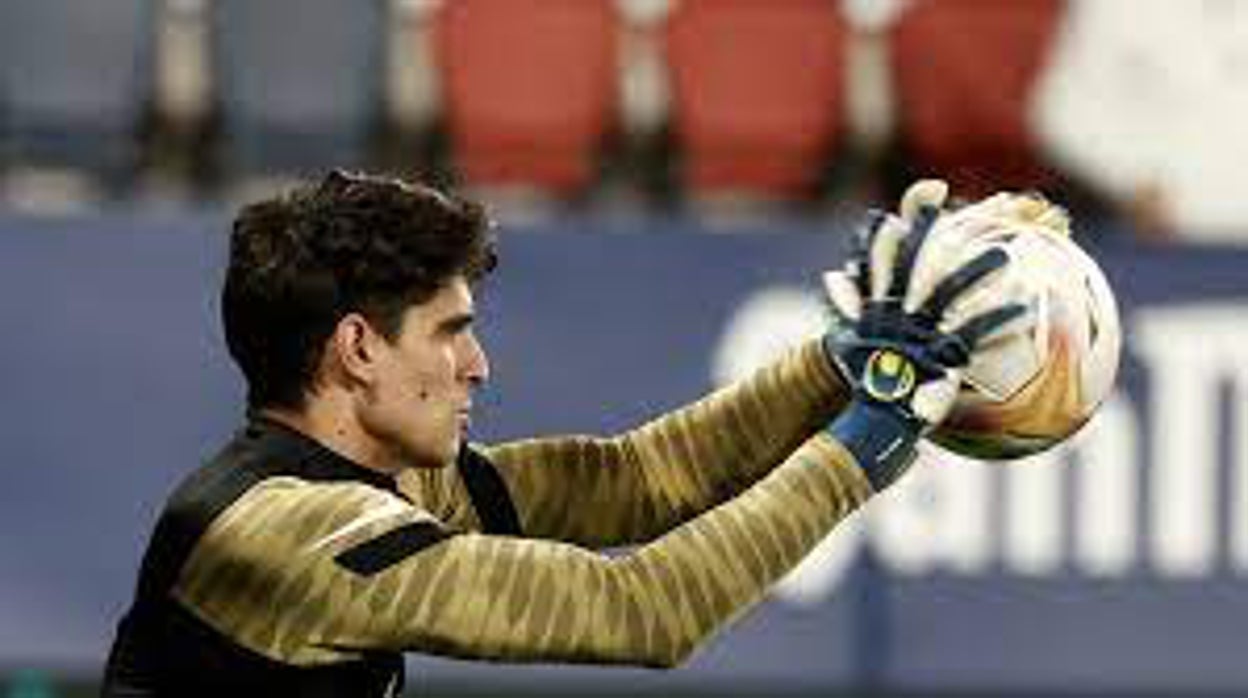 Bono, portero del Sevilla, detiene un balón