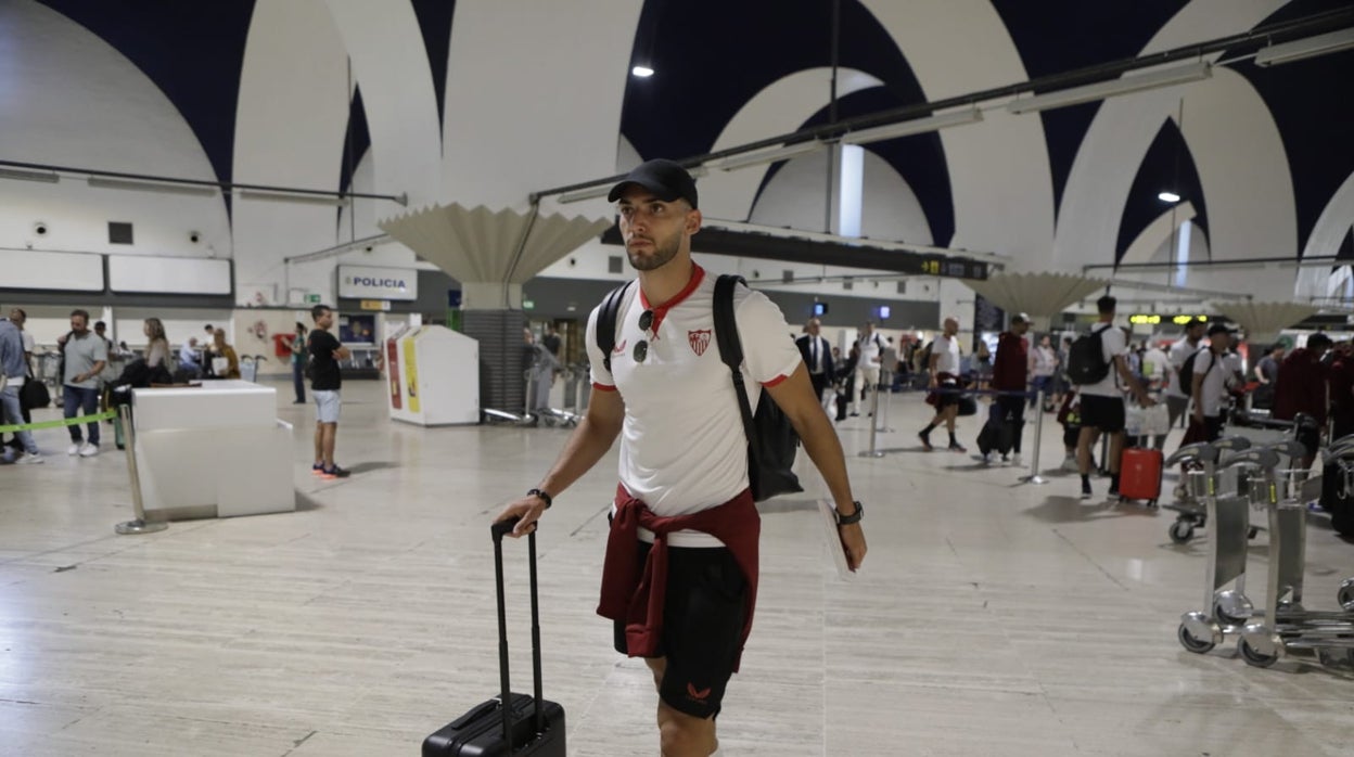 Rafa Mir, este viernes en el aeropuerto de Sevilla