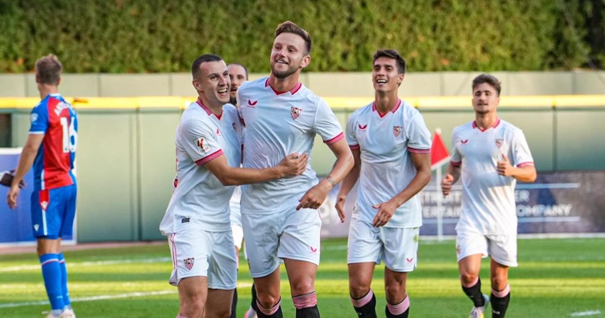 Rakitic celebra con Idrissi el tanto del Sevilla FC en su duelo con el Crystal Palace