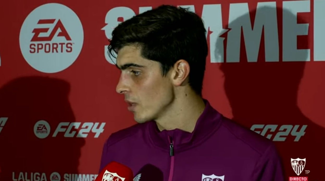 Juanlu atiende a los medios del Sevilla tras el partido ante el Betis