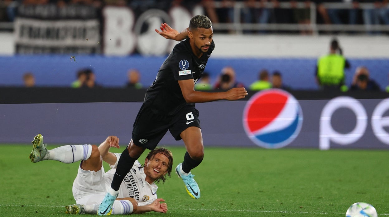 Sow deja atrás a Luka Modric en un partido con la camiseta del Eintracht de Franfkurt