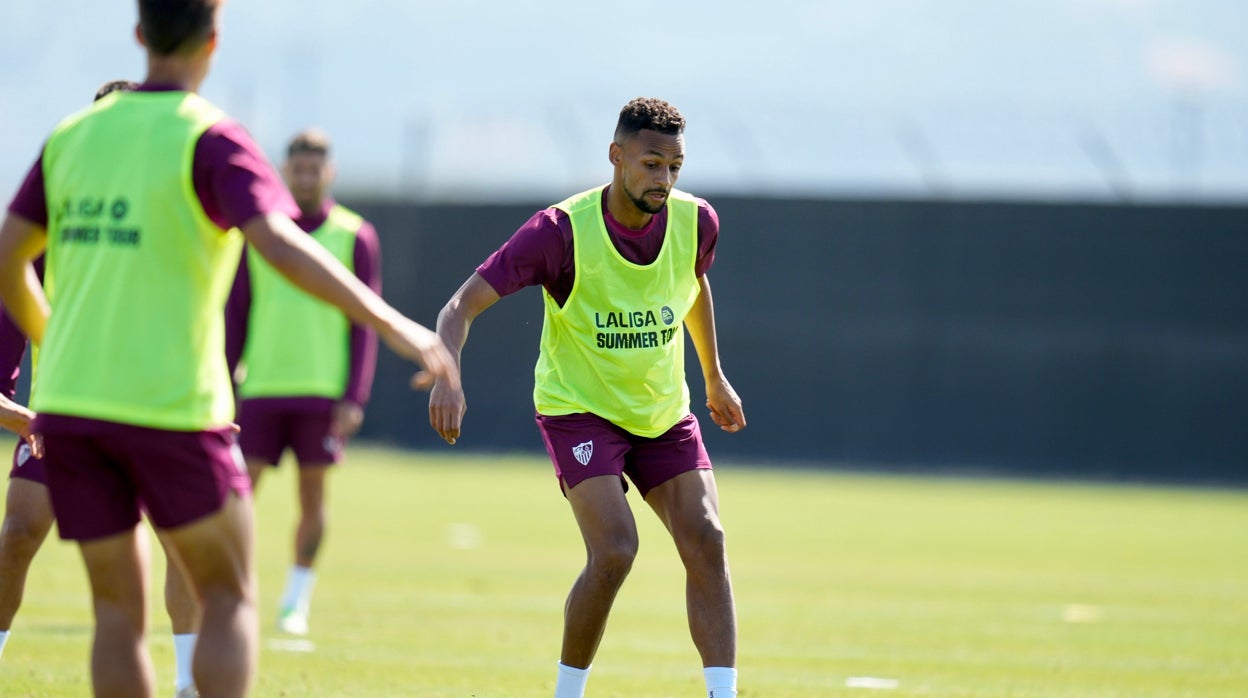 Sow, durante su primer entrenamiento como futbolista del Sevilla FC