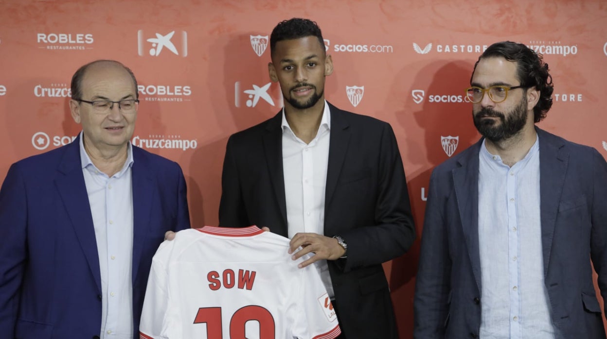 Djibril Sow posa con su nuevo doral en el Sevilla FC