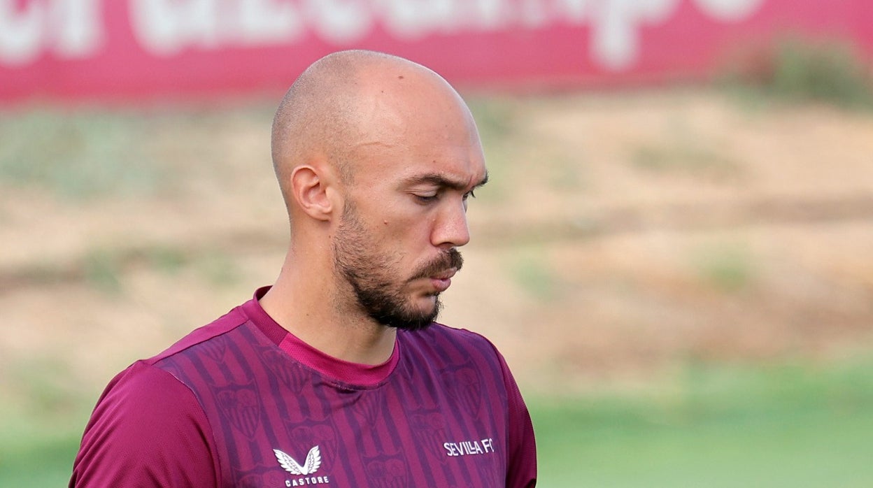 Marko Dmitrovic, en la sesión de este miércoles con el Sevilla