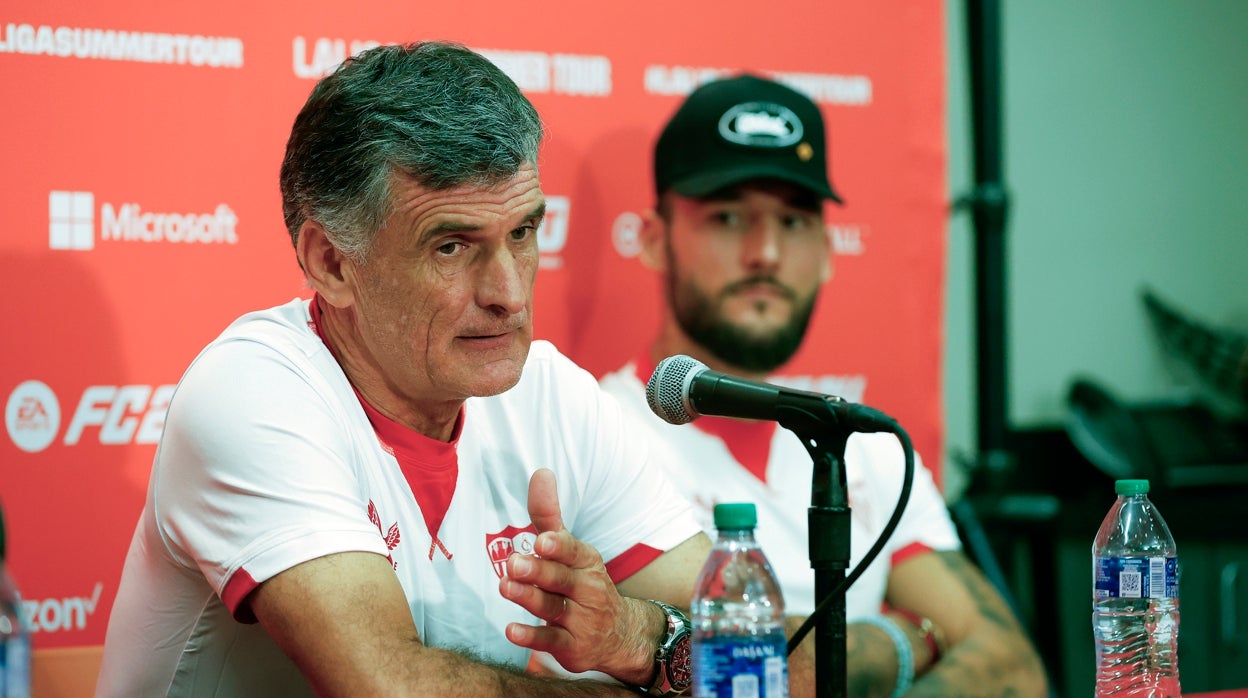 Mendilibar, en sala de prensa junto a Gudelj durante la pretemporada
