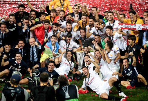 El plantel sevillista, celebrando en Colonia la sexta Europa League