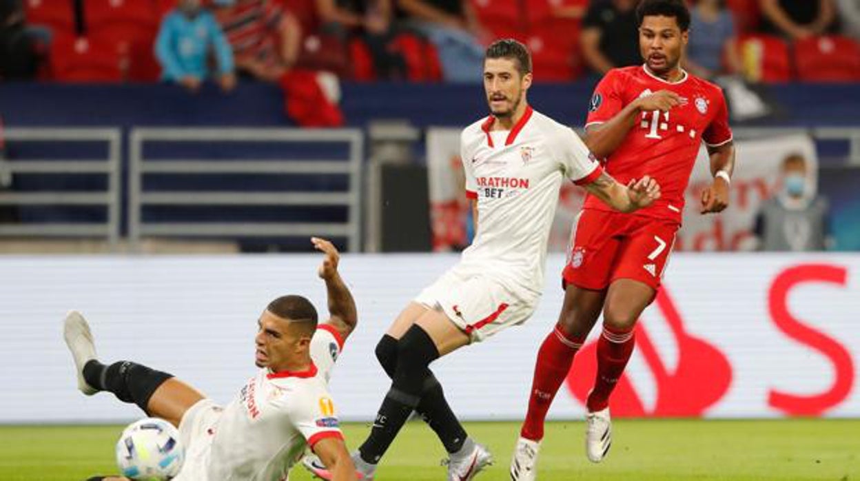 Diego Carlos y Escudero defienden en la final de la Supercopa ante el Bayern