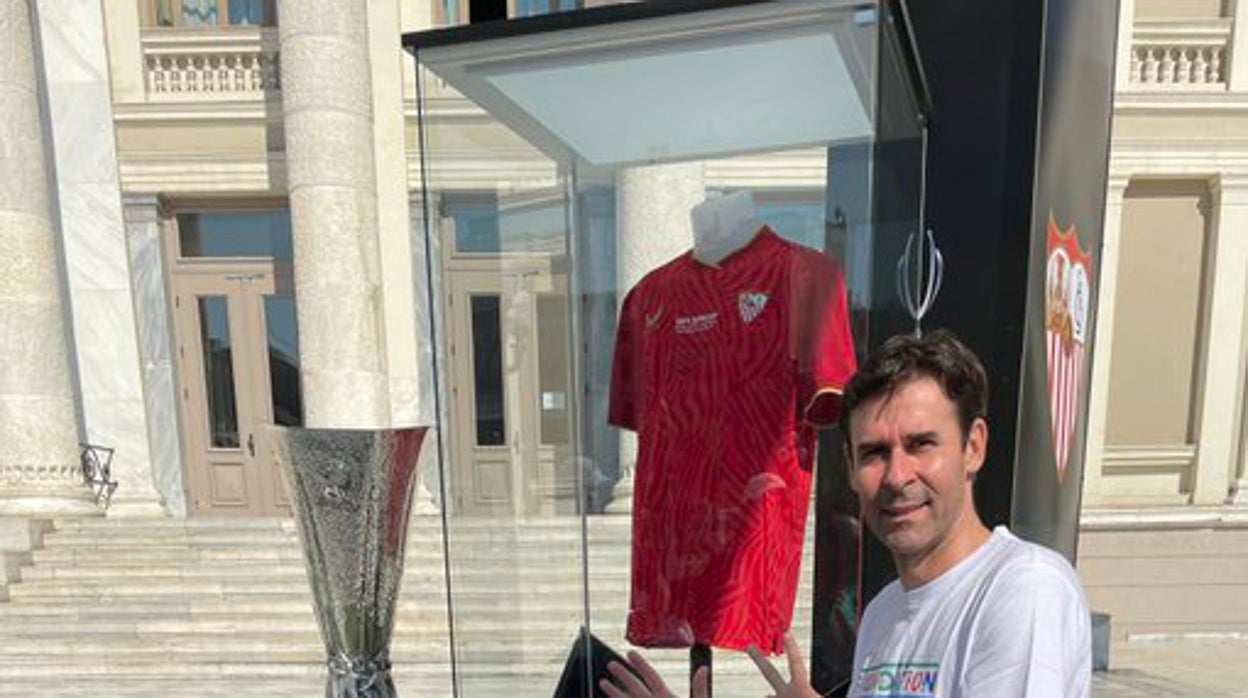 Tsartas posa con la camiseta y uno de los títulos de la Liga Europa