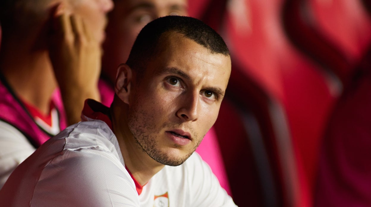 Idrissi en el banquillo del Sevilla durante el Trofeo Antonio Puerta