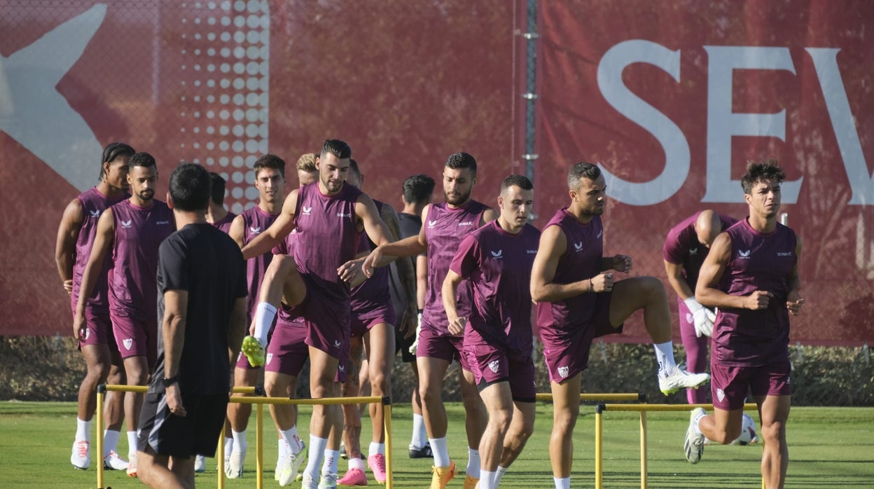 Imagen de uno de los entrenamientos del Sevilla previos al encuentro ante el Alavés