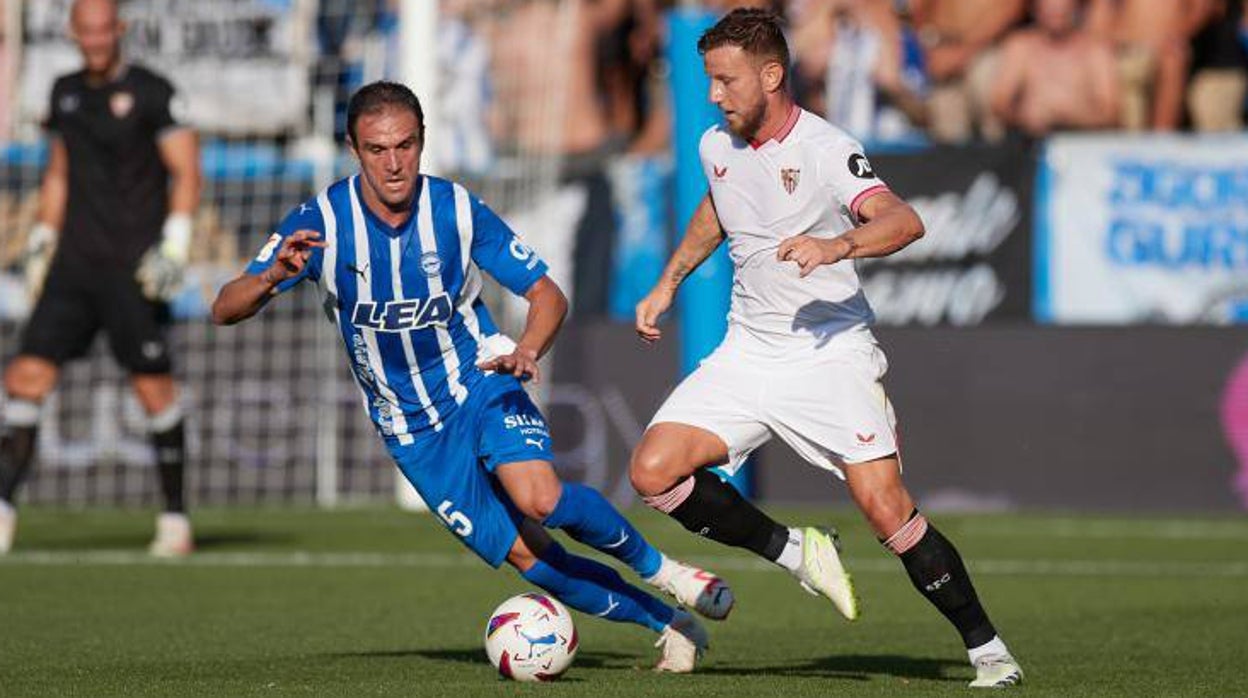Rakitic conduce la pelota presionado por Kike García